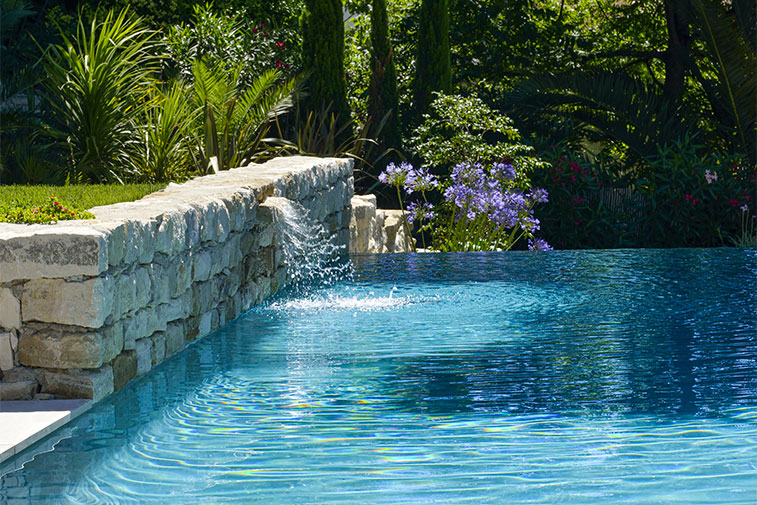 Une fontaine dans votre piscine