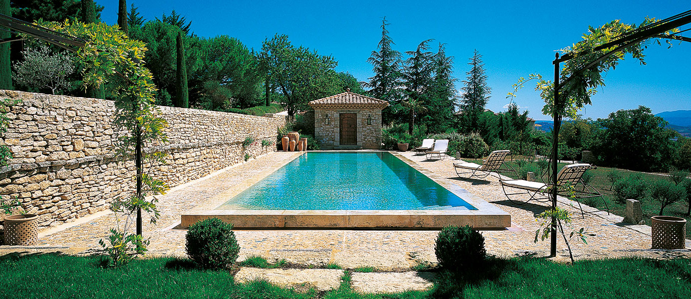 Piscine authentique avec bassin miroir, margelle estaillade vieillie