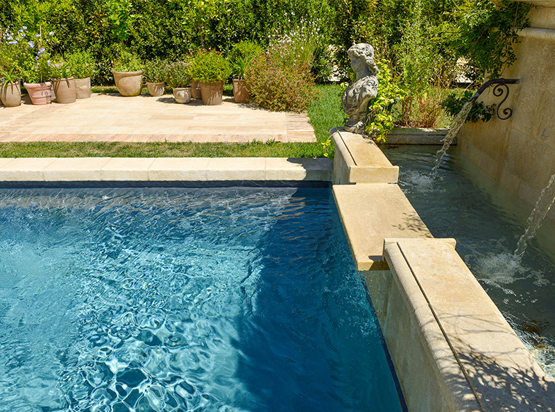 Piscine authentique avec margelles en estaillade