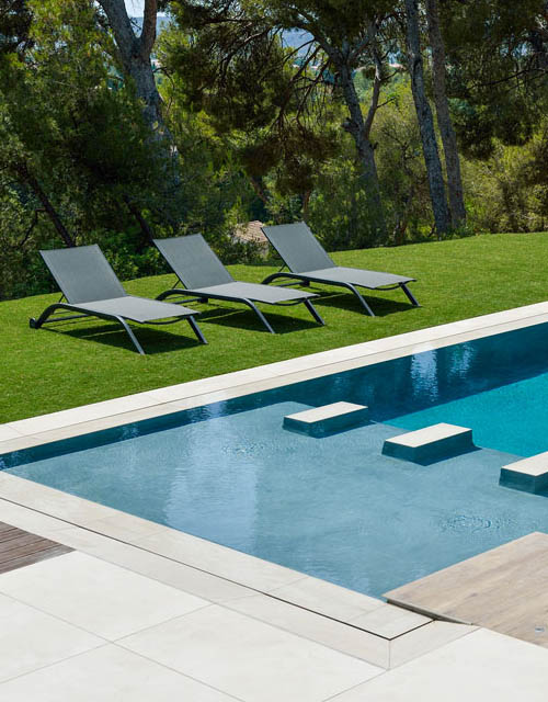 Construction de piscines en Béton à Aix en Provence et Cavaillon | Votre piscine béton avec une pompe à chaleur à Istres