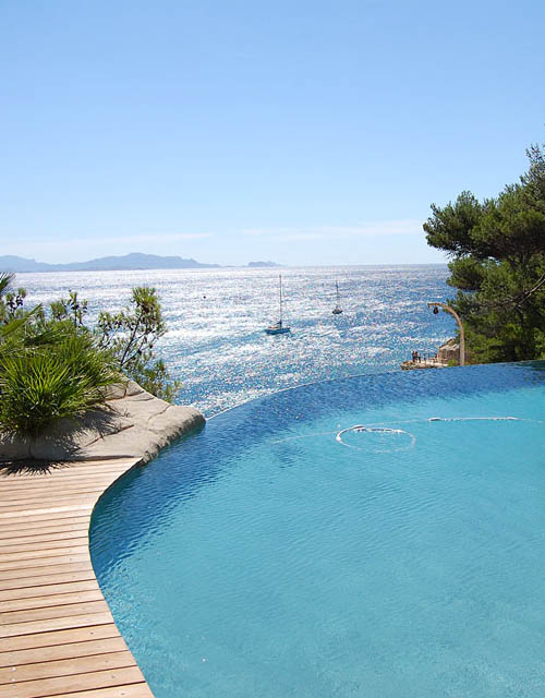 Construction de piscines en Béton à Aix en Provence et Cavaillon | Votre piscine béton avec un couloir de nage à Chateauneuf de gadagne