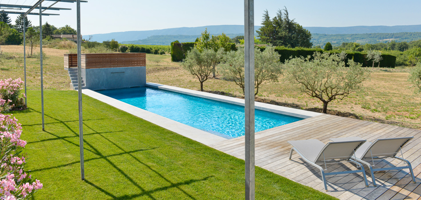 Construction de piscines en Béton à Aix en Provence et Cavaillon | PISCINE AU SEL OU AU CHLORE : QUEL CHOIX EST LE PLUS ADAPTÉ À VOTRE BASSIN ? - Main-Image-Container