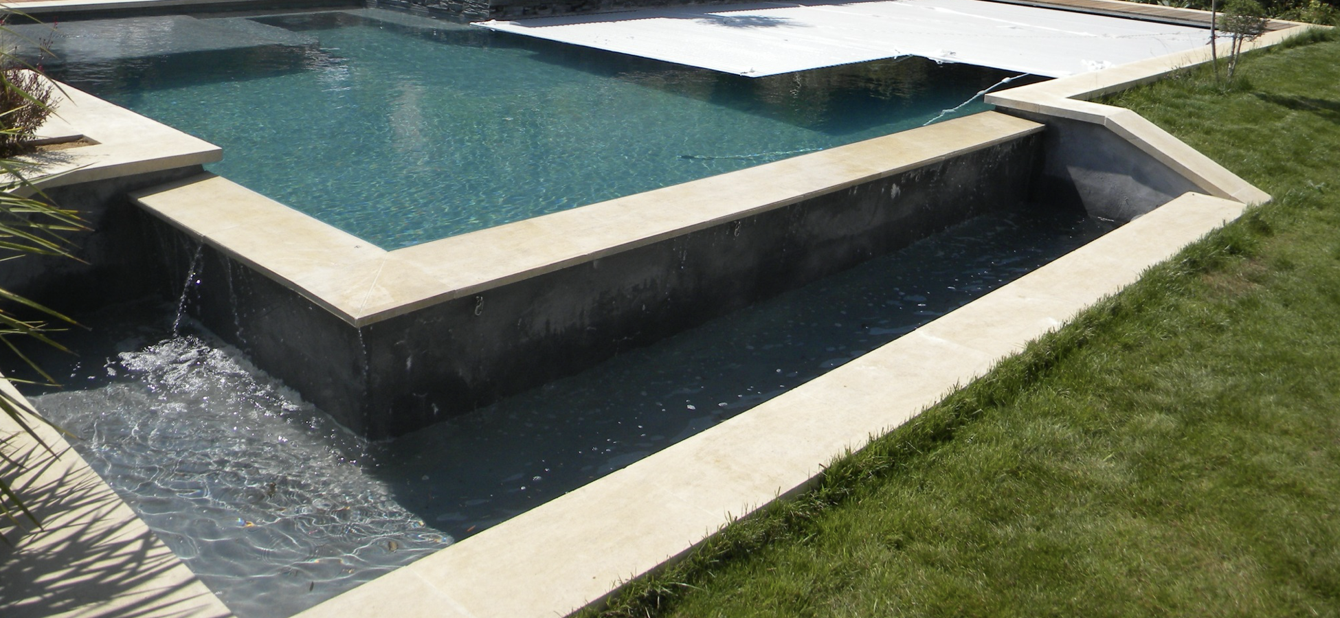 Choisir une piscine à débordement béton