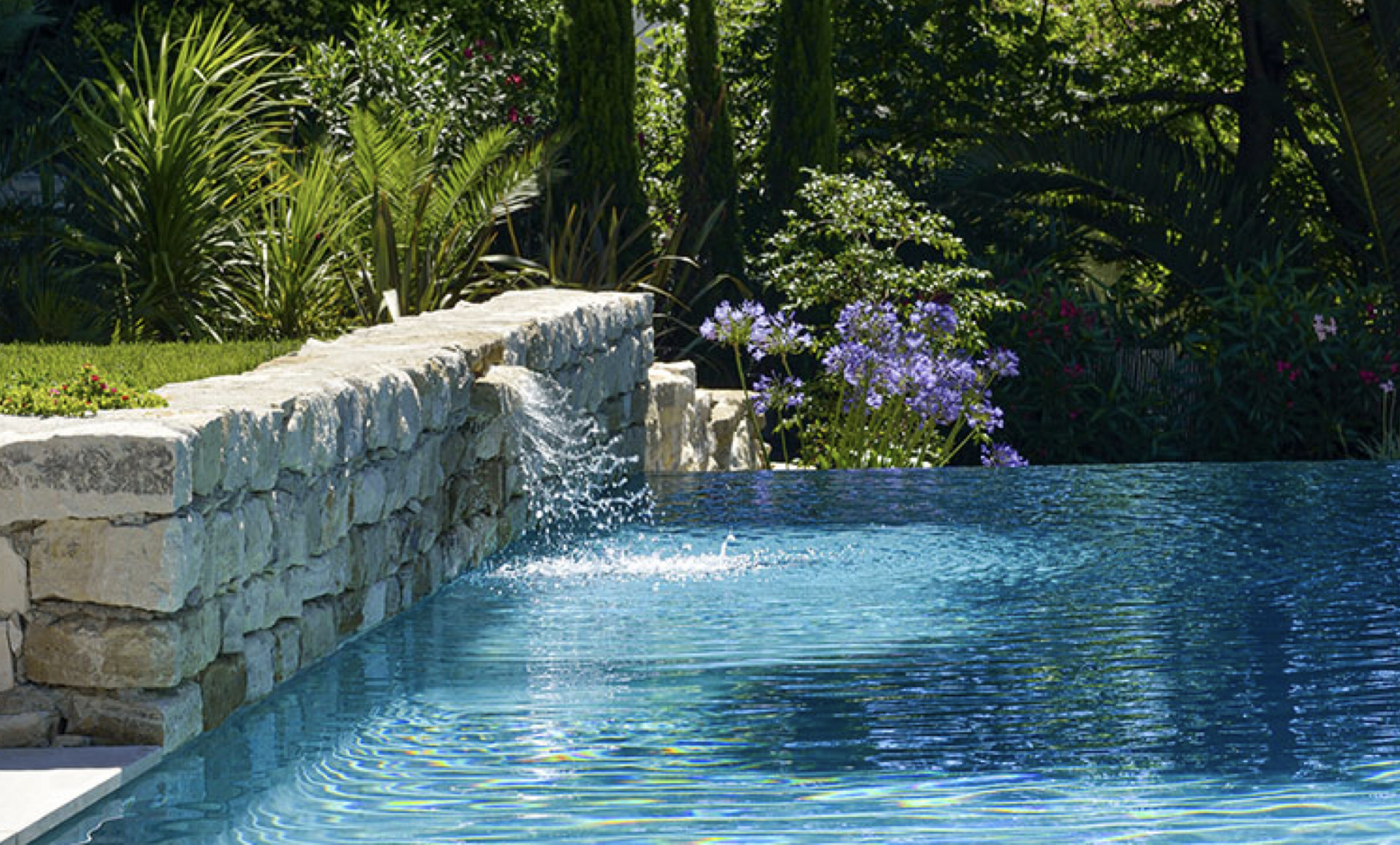 Piscine à débordement béton