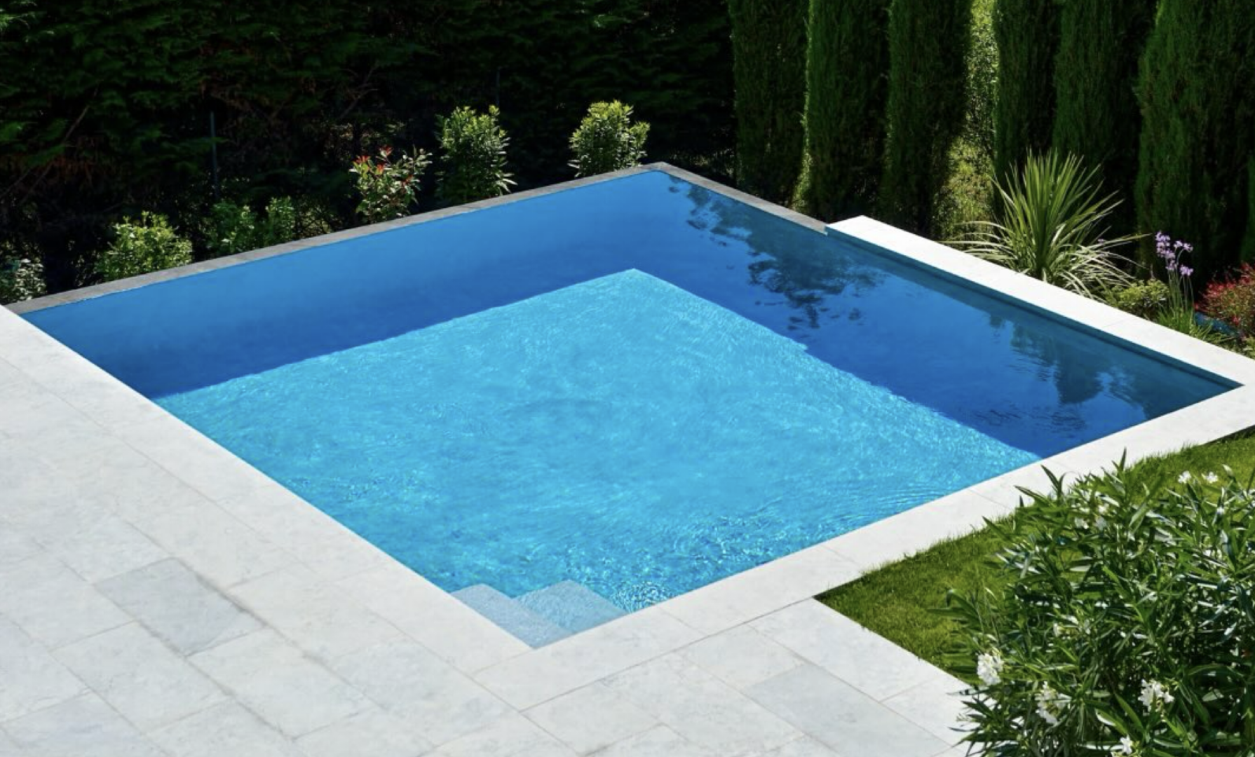 Piscine à débordement béton