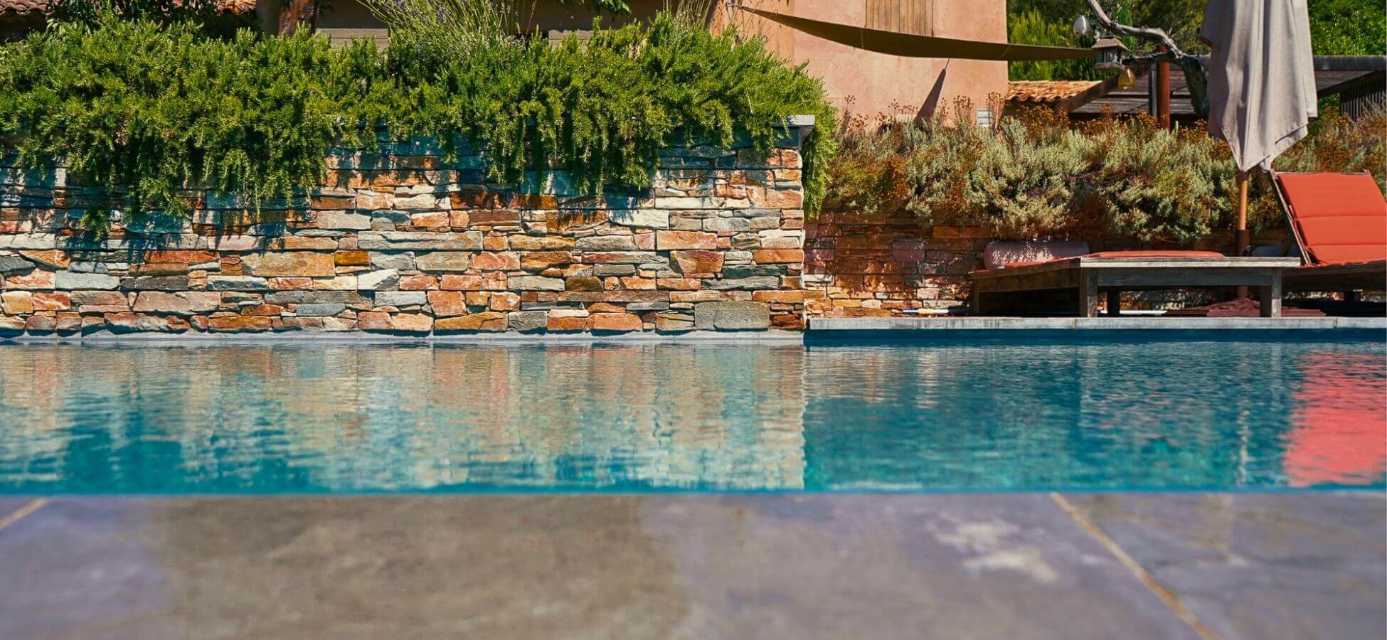 Construction de piscines en Béton à Aix en Provence et Cavaillon | Piscine miroir et débordement total : l’apogée du design par Jacques Brens - piscine-débordement-mirroir